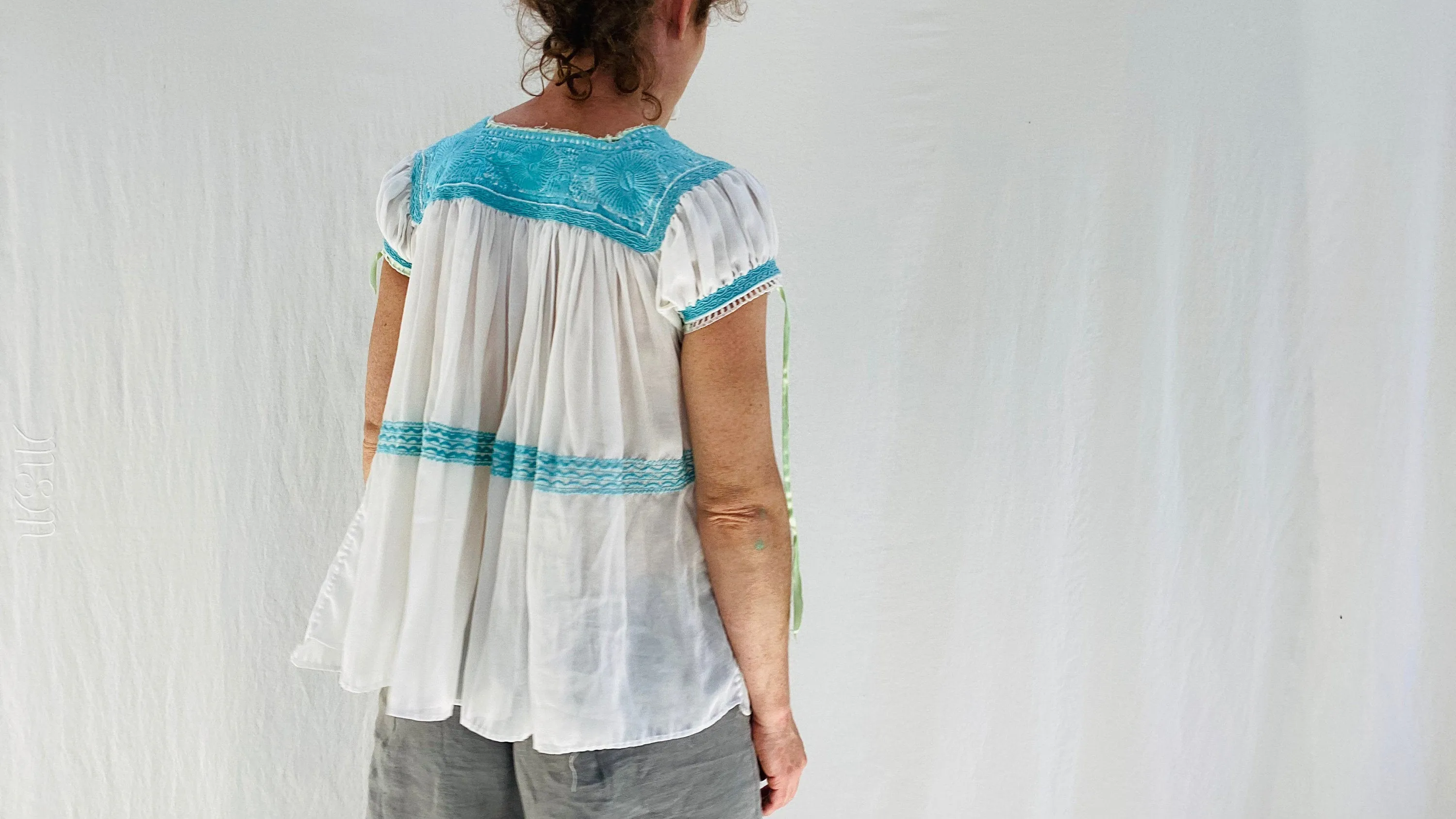 Hand-Embroidered Aguacatenango Blouse. Chiffon. 0099